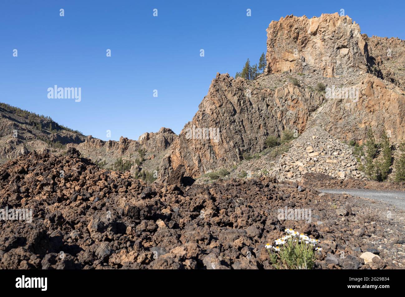 Erstarrter Lavastrom und riesige Felswände in der vulkanischen Landschaft des Nationalparks Las Canadas del Teide, Teneriffa, Kanarische Inseln, Spanien Stockfoto