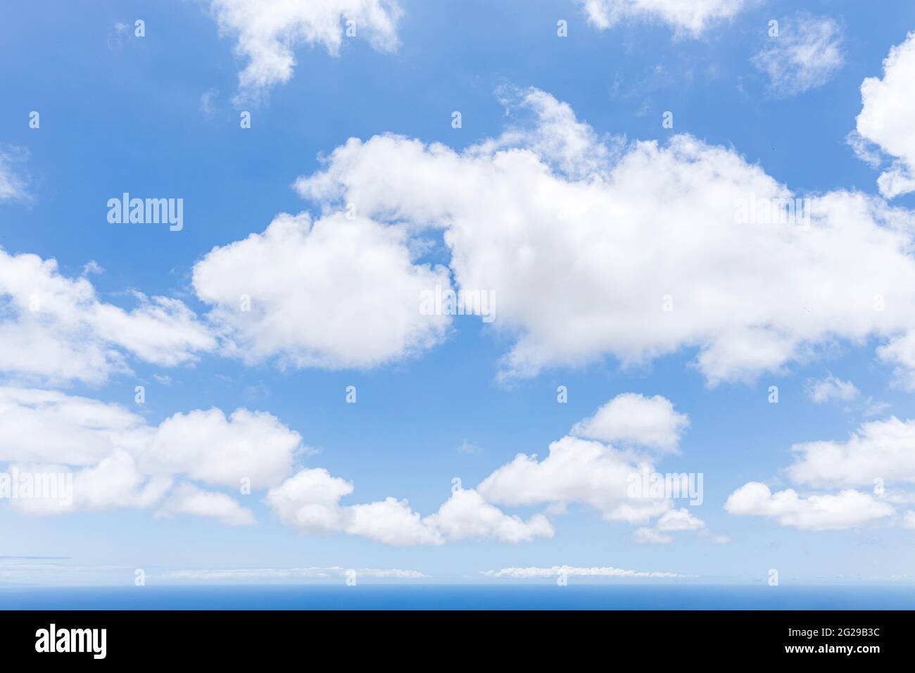 Wolken in einem blauen Himmel über dem Atlantischen Ozean an der Ostküste von Las Vegas, Teneriffa, Kanarische Inseln, Spanien aus gesehen Stockfoto