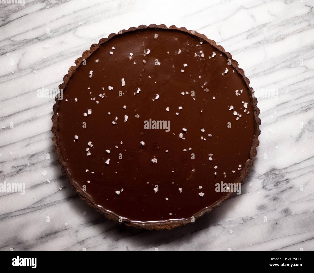 Karamell Mit Gesalzener Ganache-Torte Aus Dunkler Schokolade Stockfoto