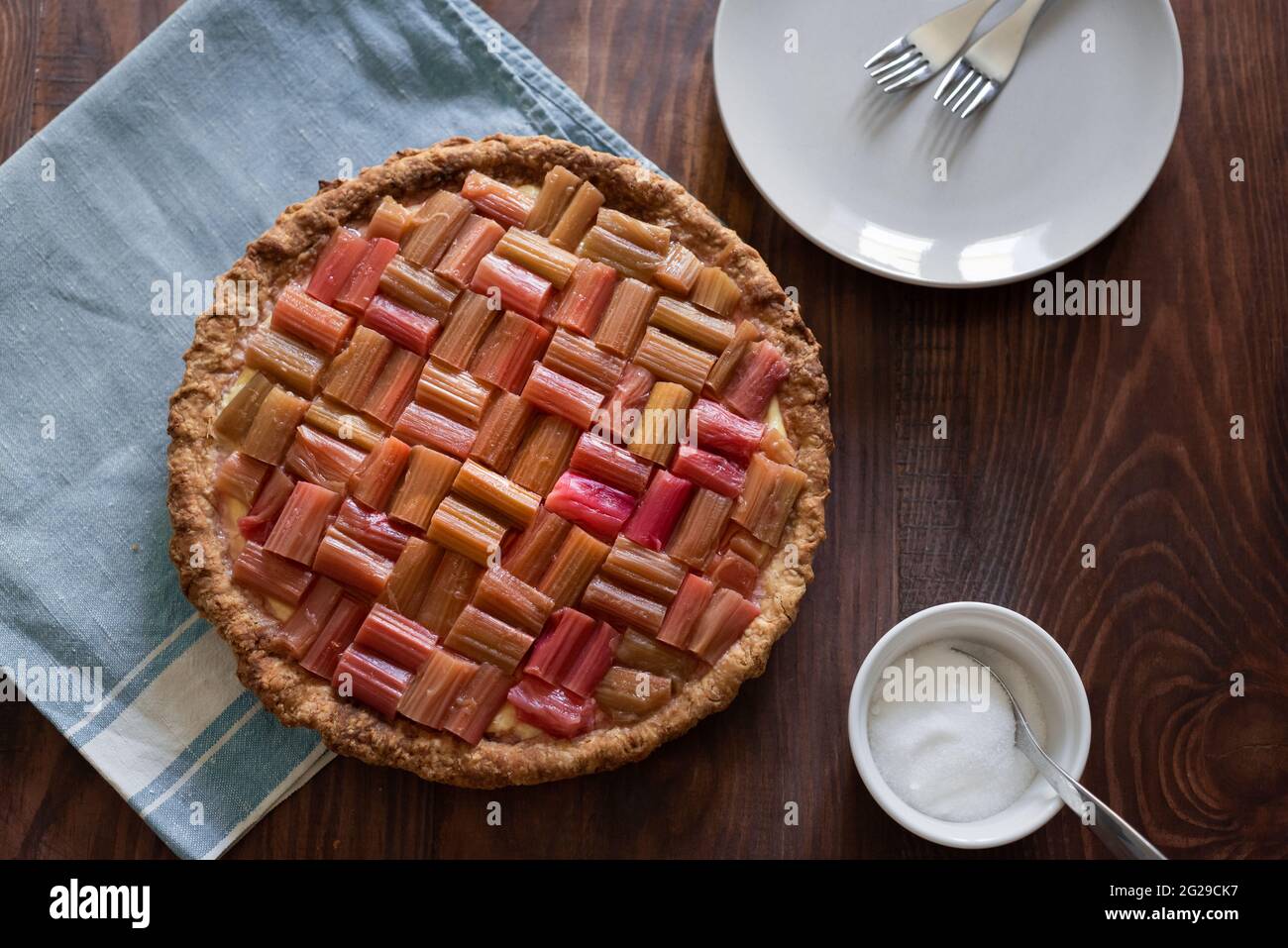 Hausgemachter Rhabarber- und Puddingkuchen im Gitterdesign Stockfoto