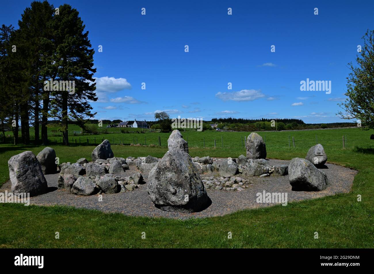 Ein Blick auf einen uralten Steinkreis in Cullerlie in Deeside, Schottland. Stockfoto