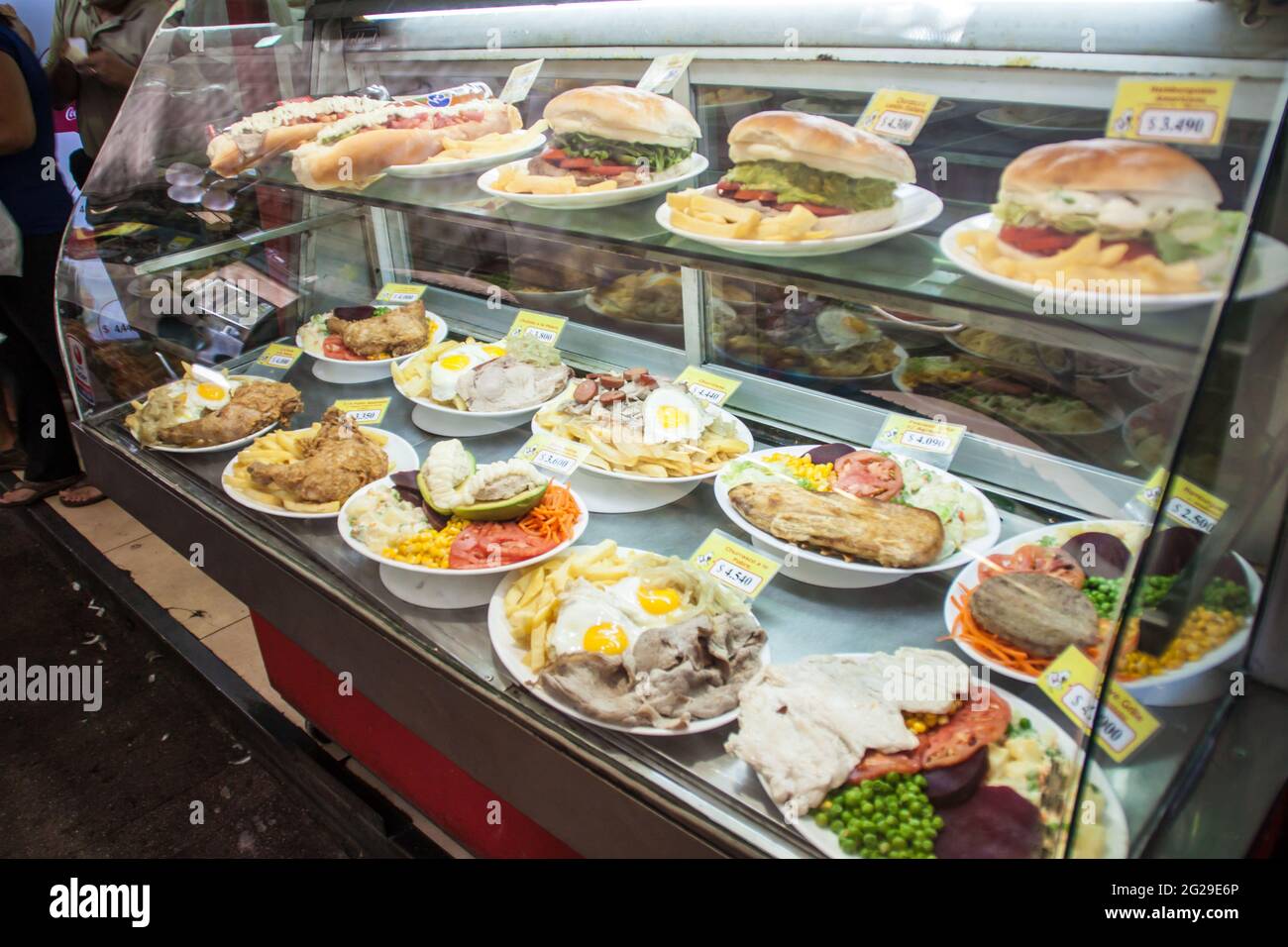 SANTIAGO, CHILE - 28. FEB 2015: Mahlzeiten werden in einem Restaurant im Stadtzentrum von Santiago de Chile ausgestellt Stockfoto