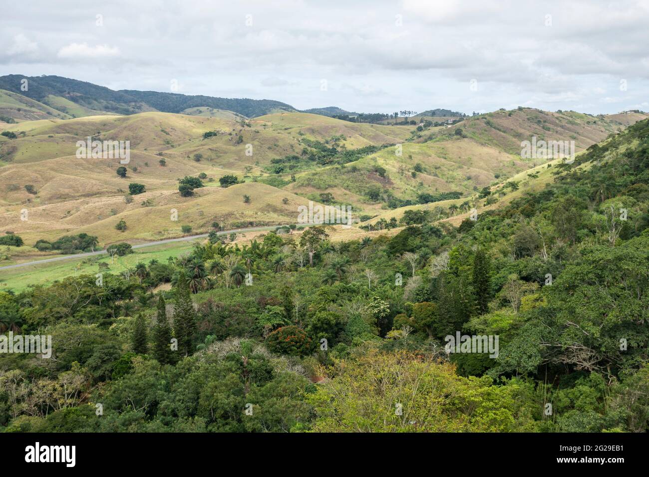 Schöne Aussicht auf Hügel und Bauernhöfe in der Landschaft Stockfoto