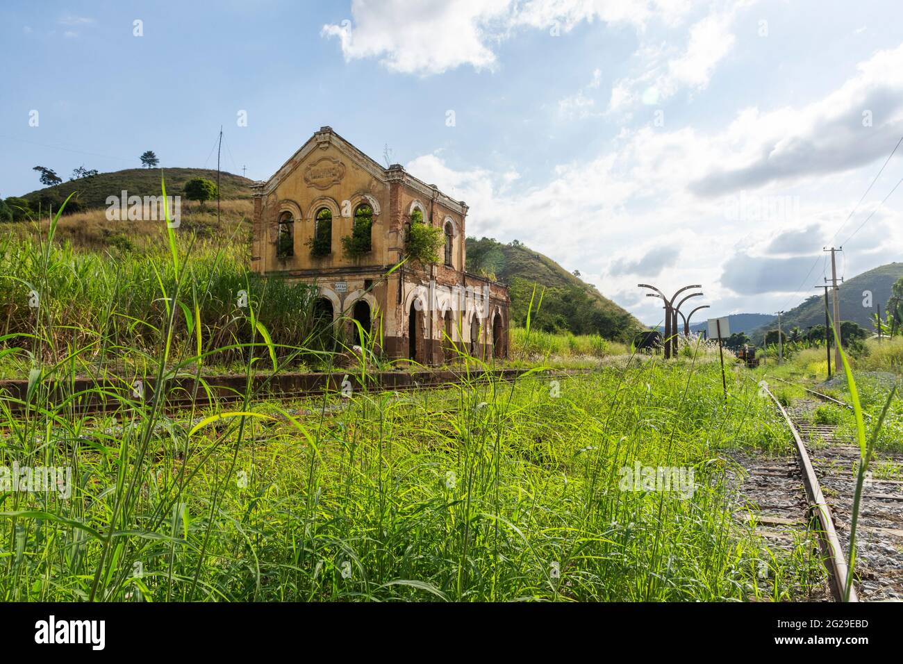 Alte historische verlassene Bahnhof auf dem Land Stockfoto