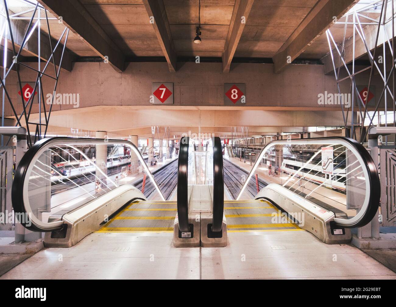 Rolltreppen am Bahnhof atocha in madrid Stockfoto