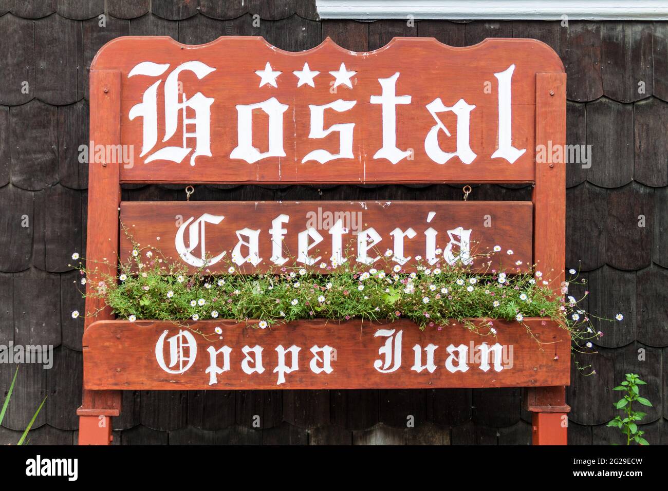 PUERTO VARAS, CHILE - 1. MÄRZ 2015: Schild Hostal Cafeteria Opapa Juan in Puerto Varas. Stockfoto