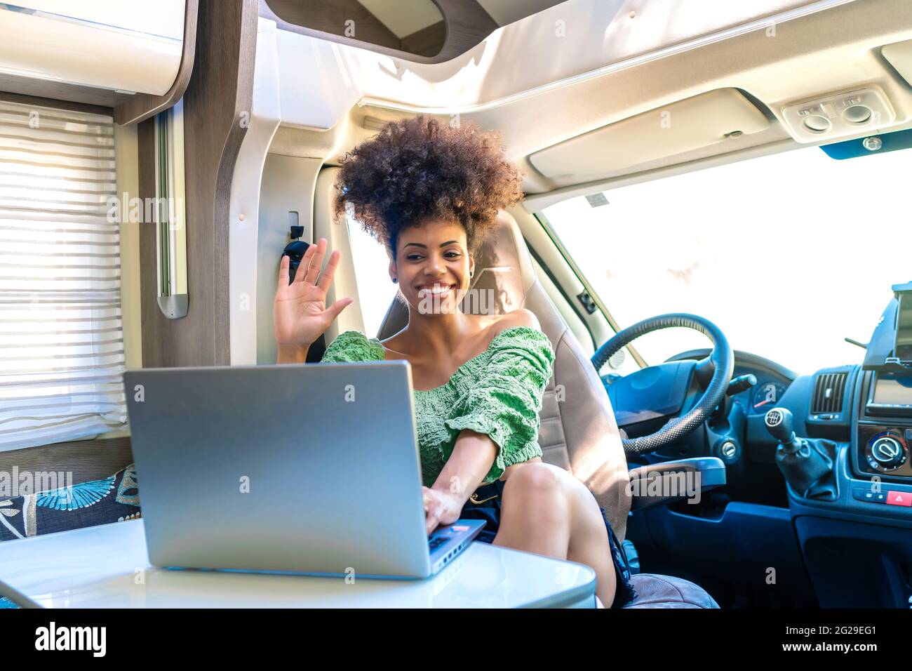 Hübsche afrikanische Frau, die von ihrem Laptop aus arbeitet Stockfoto