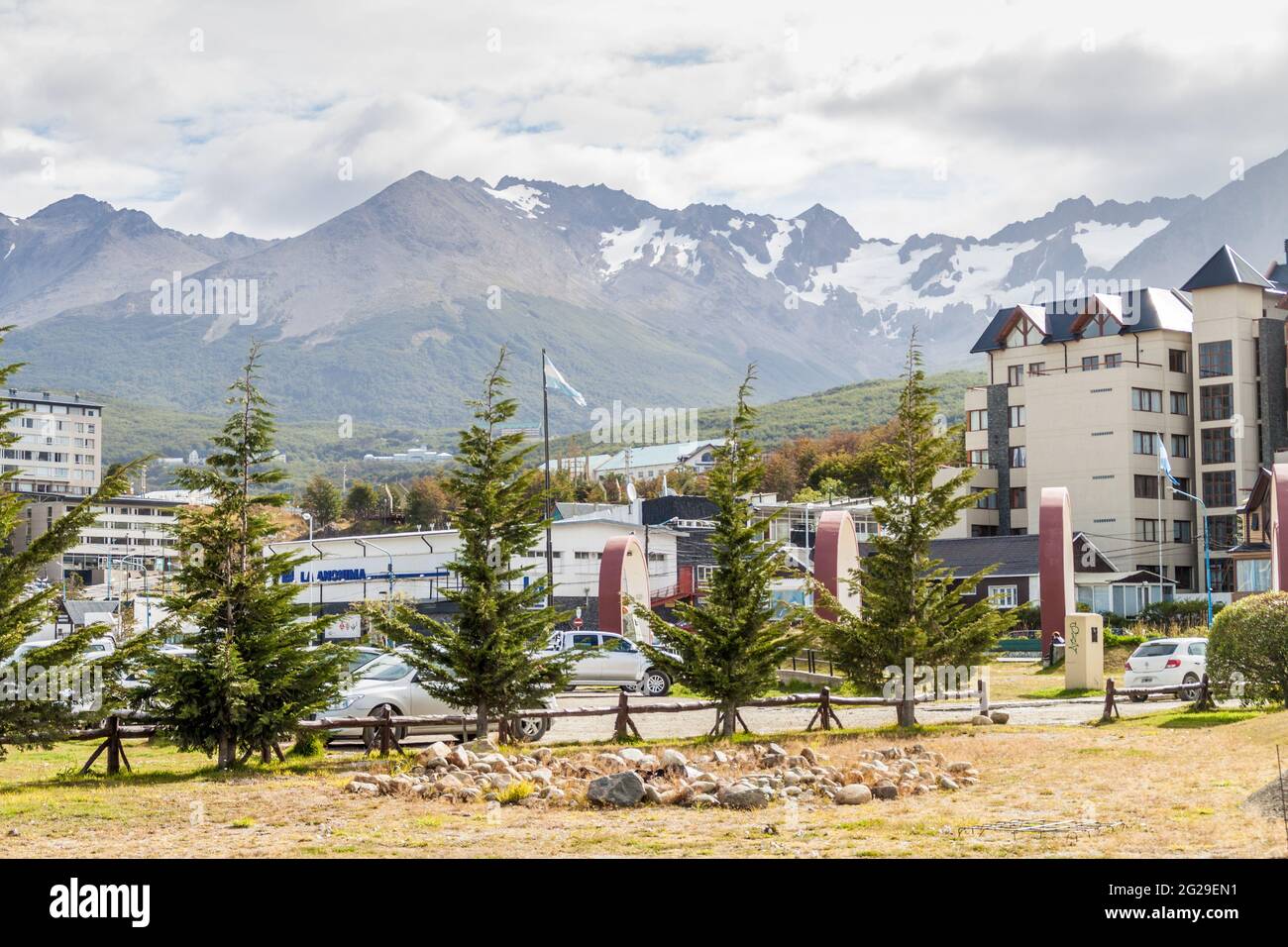 USHUAIA, ARGENTINIEN - 6. MÄRZ 2015: Gebäude von Ushuaia mit Martial Mountains, Feuerland, Argentinien Stockfoto