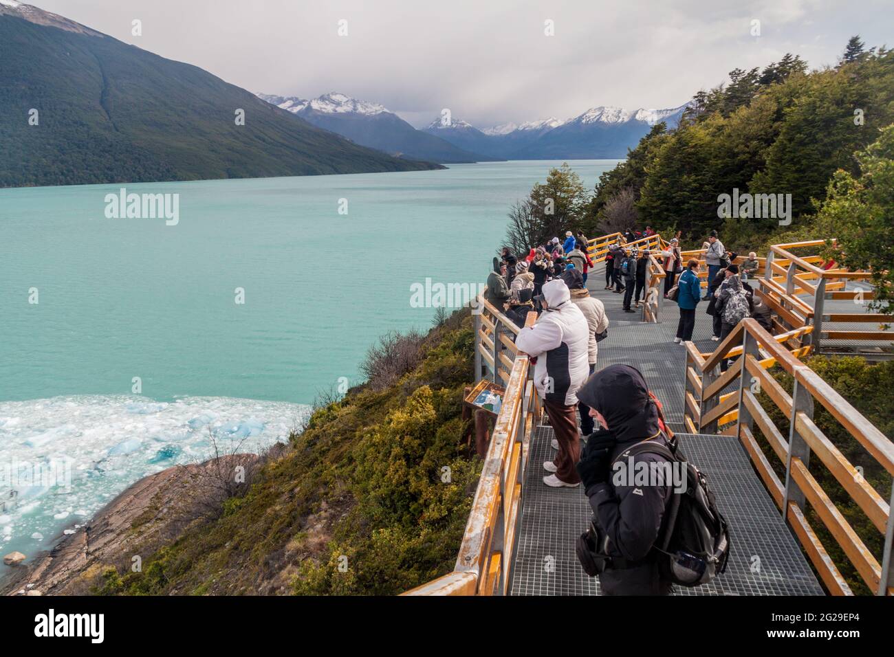 PERITO MORENO, ARGENTINIEN - 10. MÄRZ 2015: Touristen auf Strandwanderungen rund um den Perito Moreno Gletscher, Patagonien, Argentinien Stockfoto