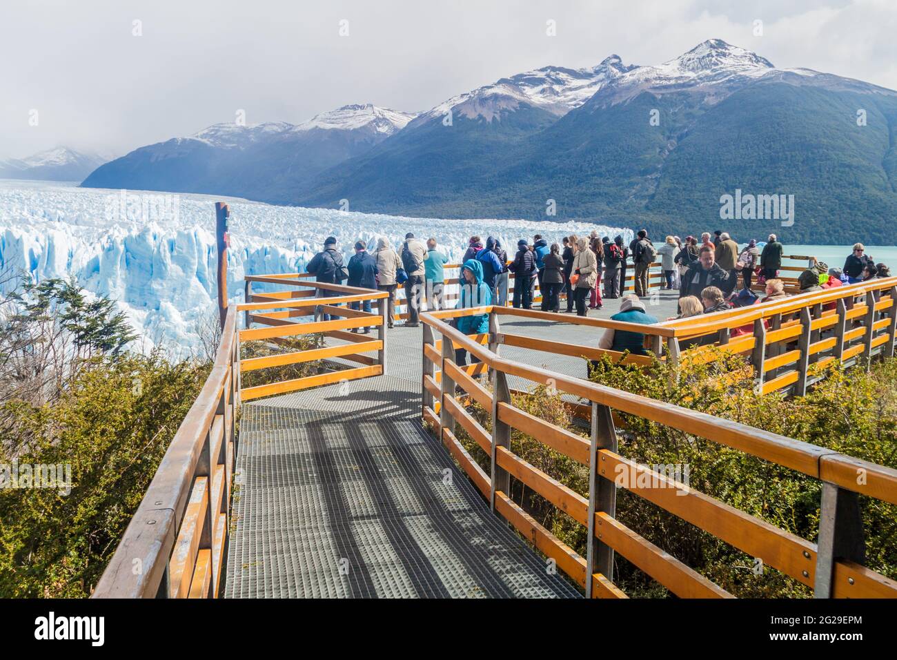 PERITO MORENO, ARGENTINIEN - 10. MÄRZ 2015: Touristen auf Strandwanderungen rund um den Perito Moreno Gletscher, Patagonien, Argentinien Stockfoto
