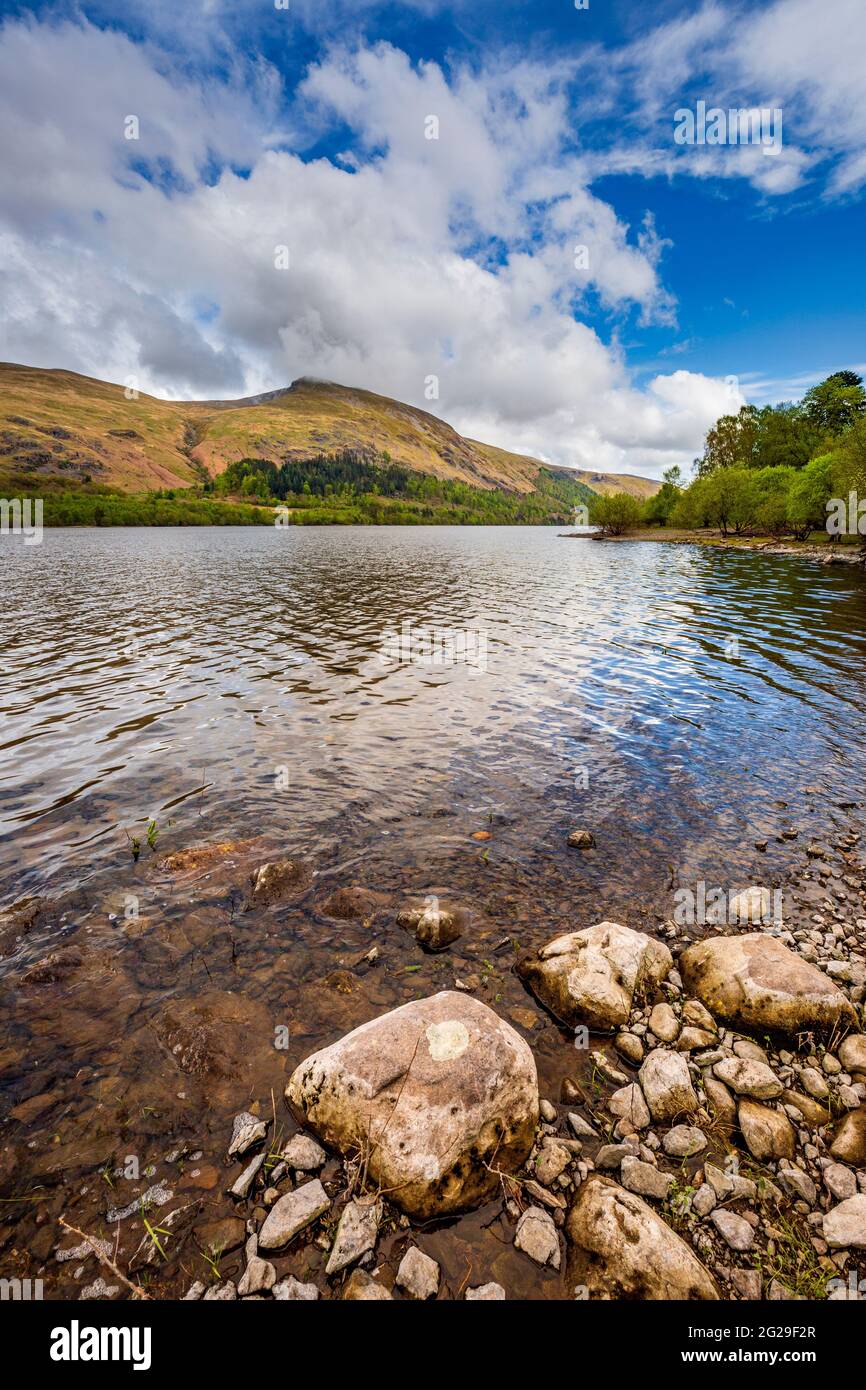 Ein Blick auf Helvellyn über den Thirlmere Stausee, Lake District, England Stockfoto