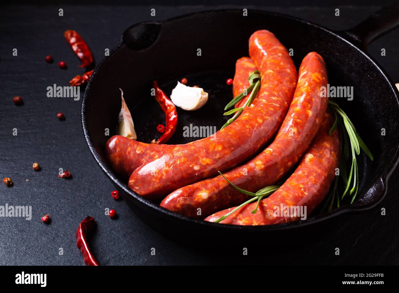 Food Concept Merguez Französische würzige Würste in einer Pfanne aus Eisen mit Kopierfläche Stockfoto