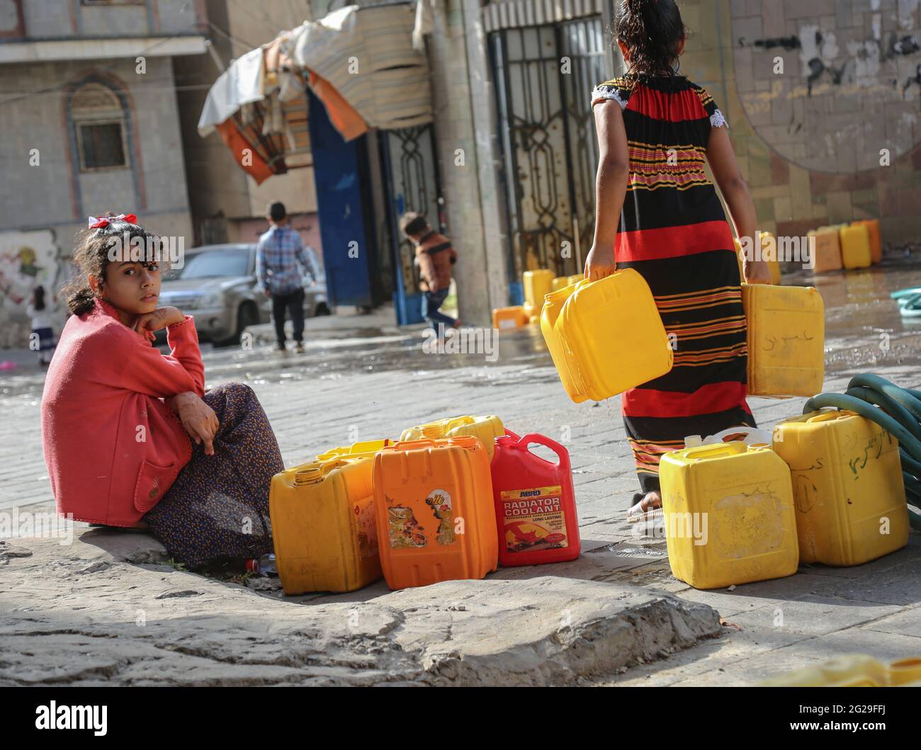 Taiz /Jemen - 08 Aug 2020 : Kinder holen Wasser aufgrund der Wasserkrise und der schwierigen Lebensbedingungen der Bewohner der Stadt Taiz Stockfoto