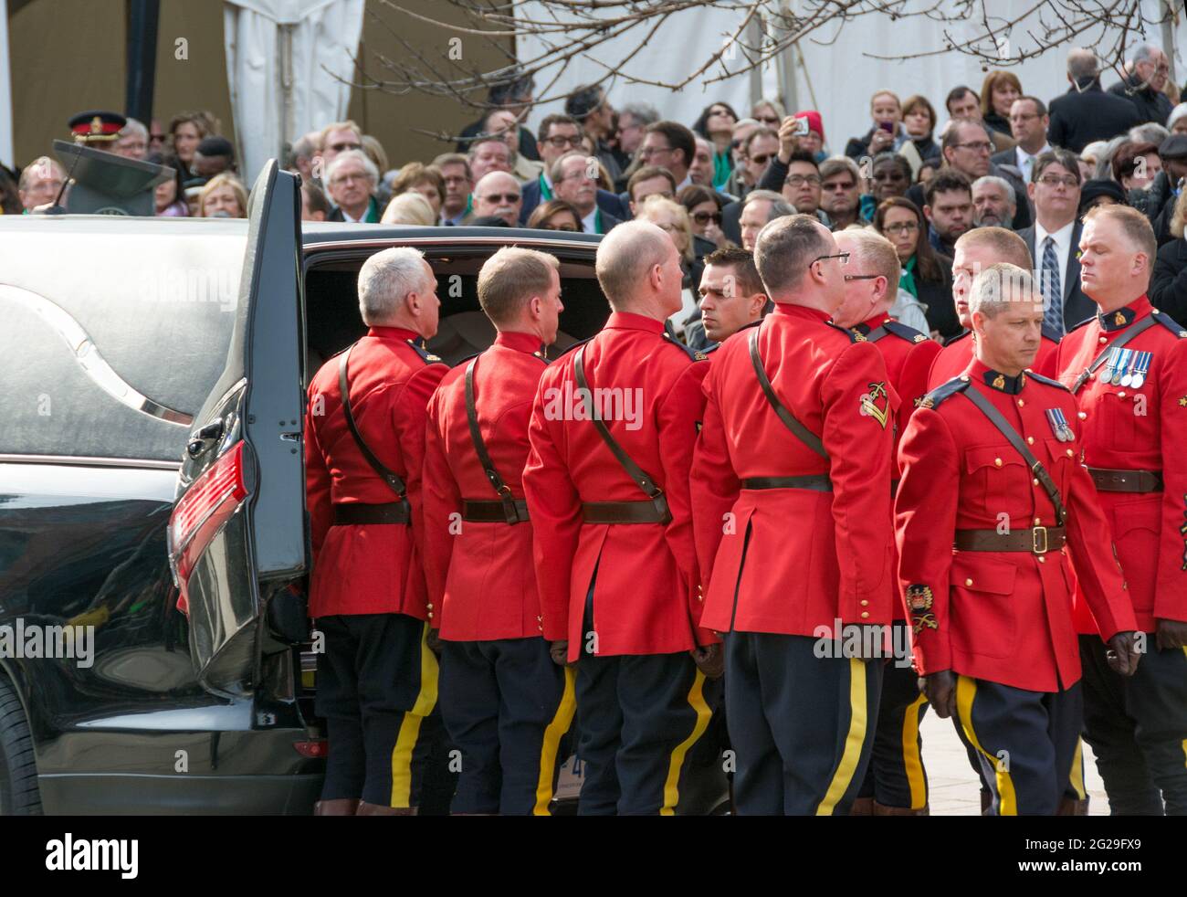 Toronto, Kanada-16. April 2014: RCMP, der Flahertys Sarg aus der Kathedrale zurück in das Auto holen konnte. Szenen des Staatsfunerals für Jim Flaherty, f Stockfoto