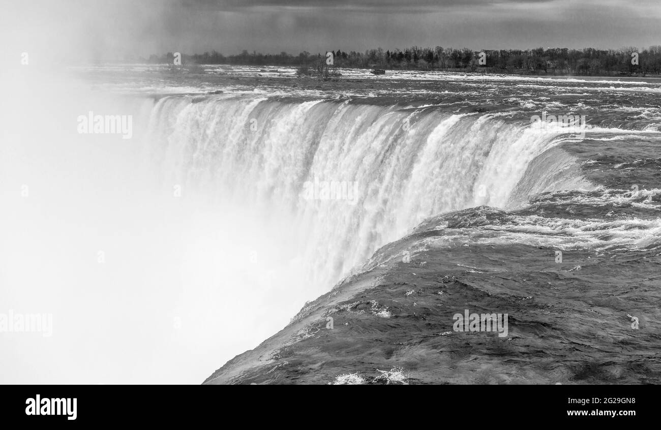 Water Edge in den Horseshoe Falls in den Niagarafällen ist eine der wichtigsten Touristenattraktionen in Ontario und Kanada. Stockfoto