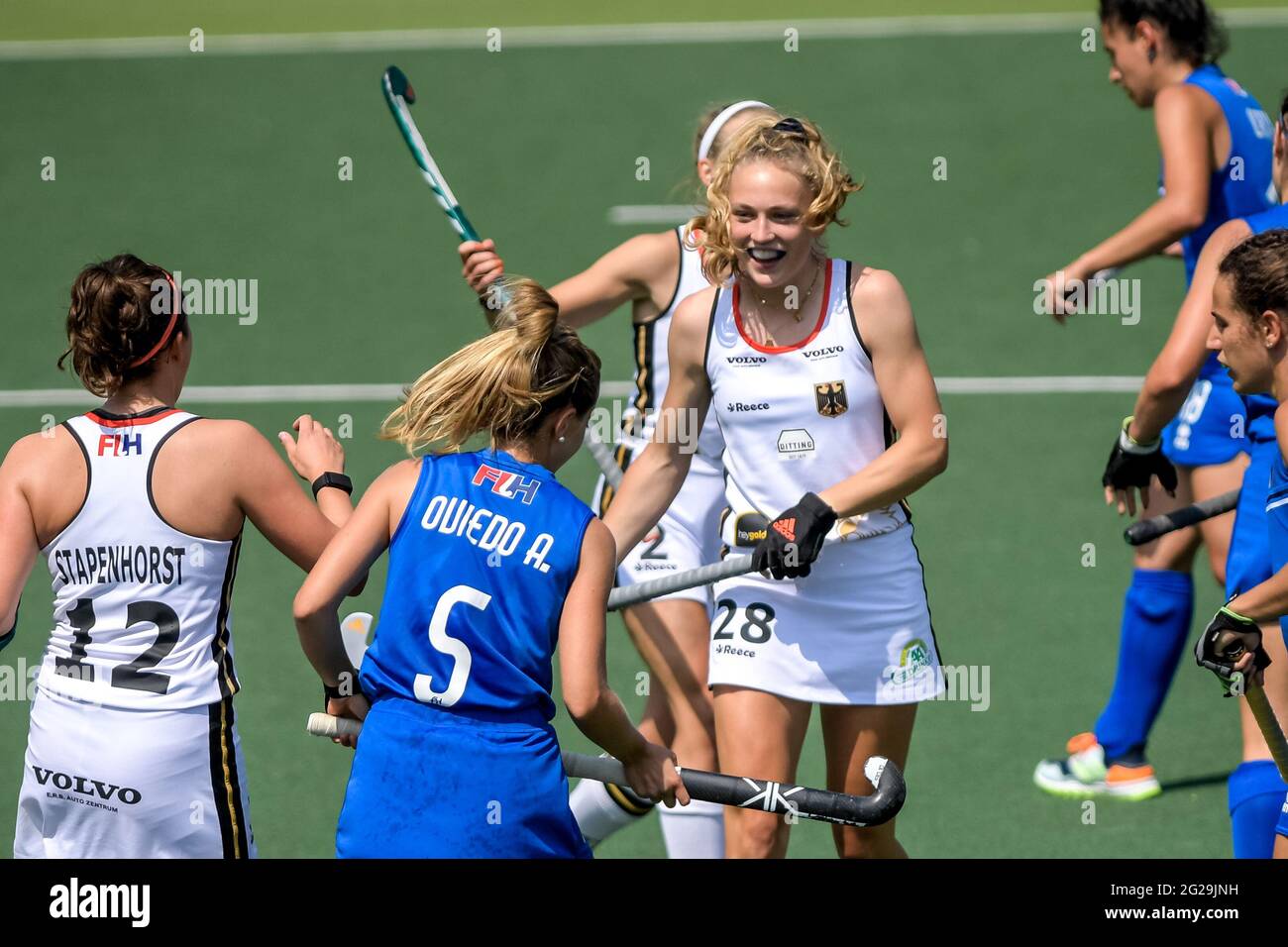 AMSTELVEEN, NIEDERLANDE - 9. JUNI: Die Deutsche Jette Fleschutz feiert nach ihrem ersten Treffer beim EM-Spiel zwischen Deutschland und Italien im Wagener Stadion am 9. Juni 2021 in Amstelveen, Niederlande (Foto: Gerrit van Keulen/Orange Picts) Stockfoto