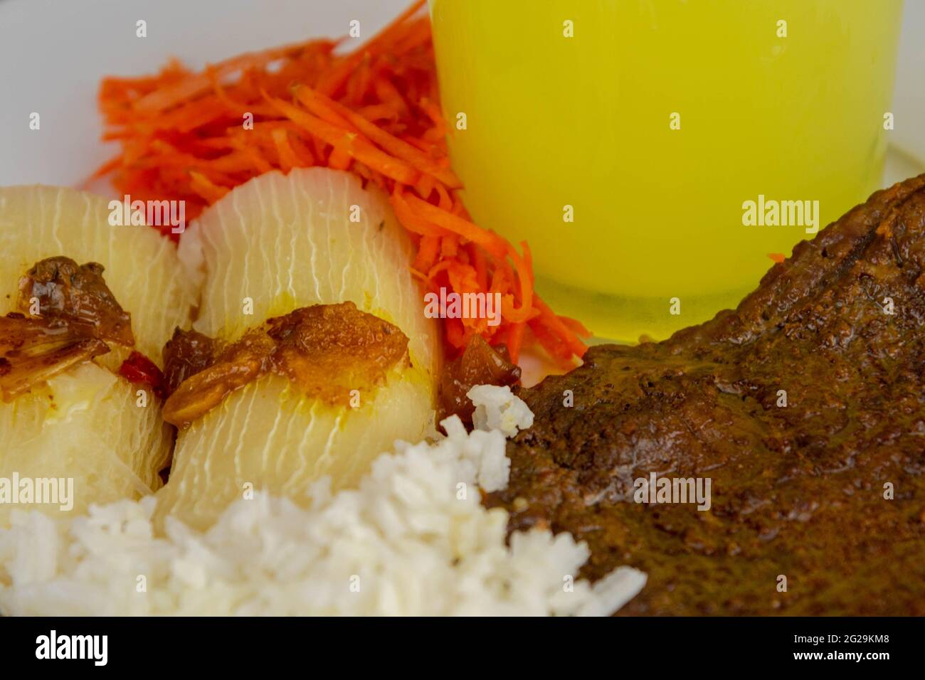 Brasilianisches Gericht mit Steak und Reis und Karotten und Maniok mit ...
