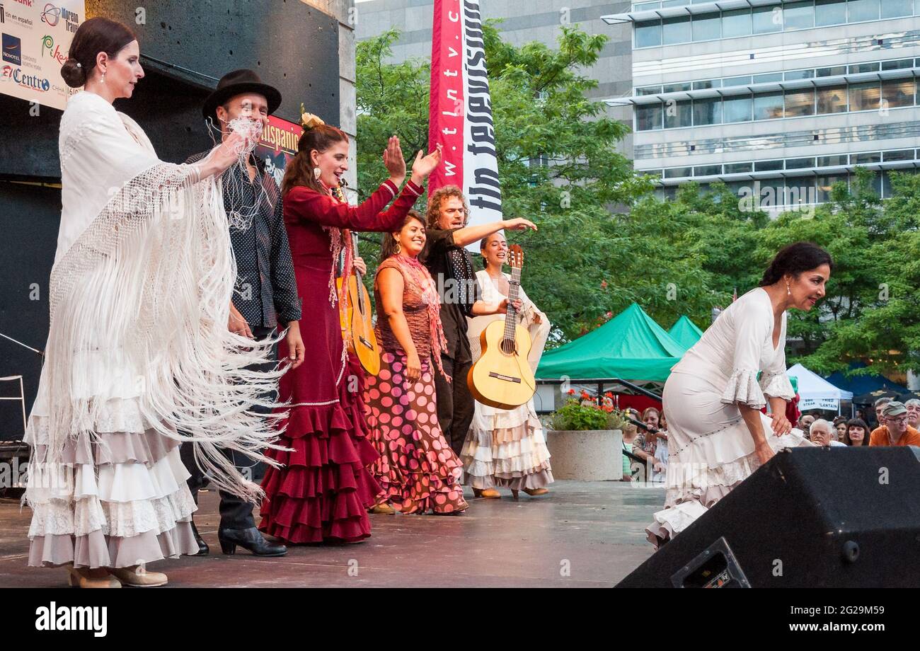 Esmeralda Enrique und ihre Flamenco-Tanzgesellschaft während der hispanischen Fiesta Stockfoto