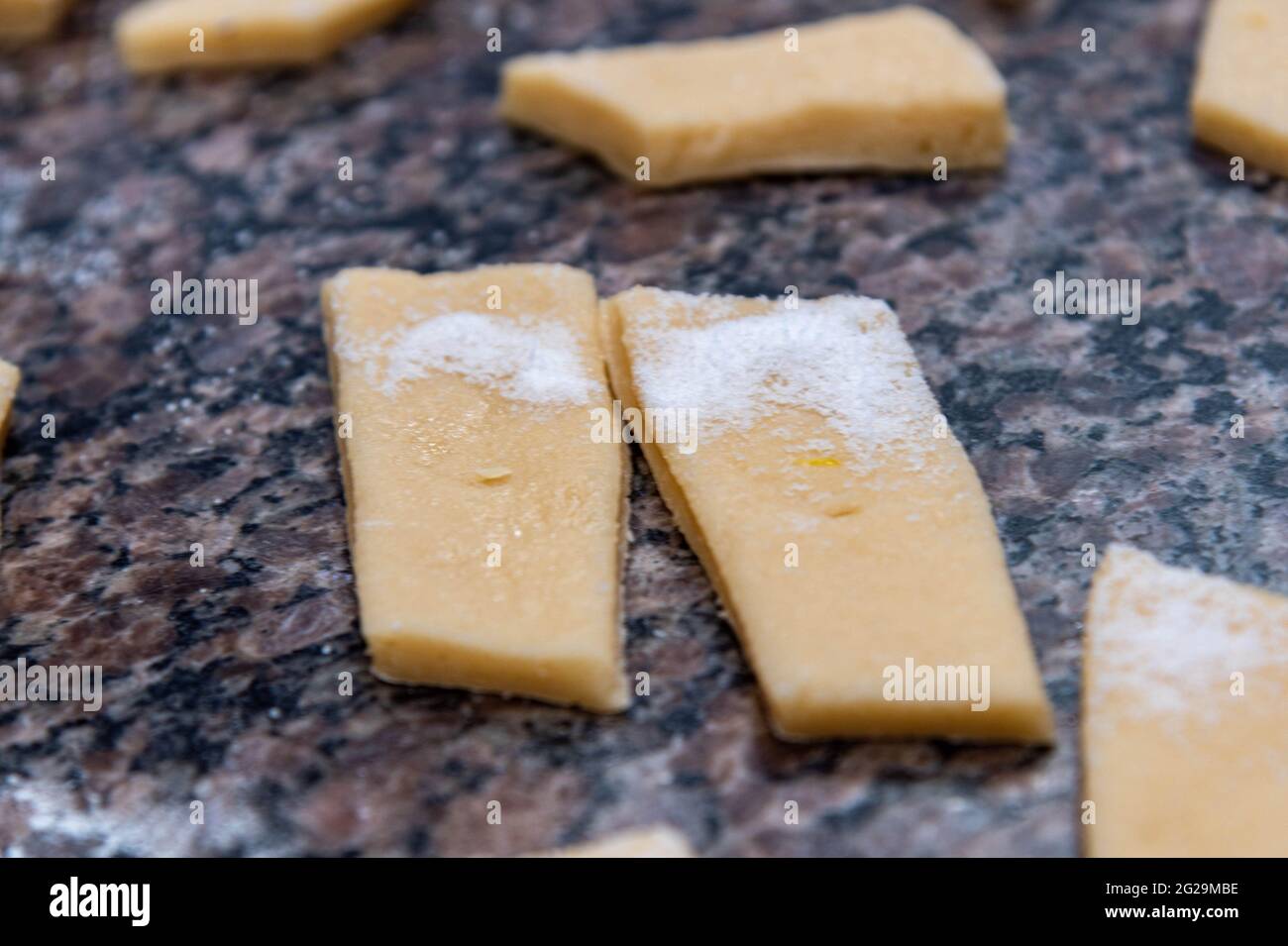 Herstellung von hausgemachten Mehlbiskuits. Zuckerhaltige Kekse. Hausgemachte Köstlichkeiten. Backwaren. Kulinarische Köstlichkeiten. Stockfoto