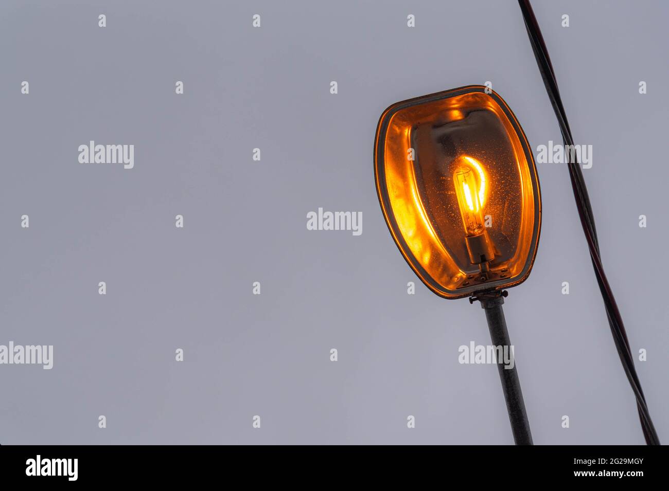Lampe an für öffentliche Beleuchtung. Städtische Beleuchtungsinfrastruktur. Glühlampe. Stockfoto