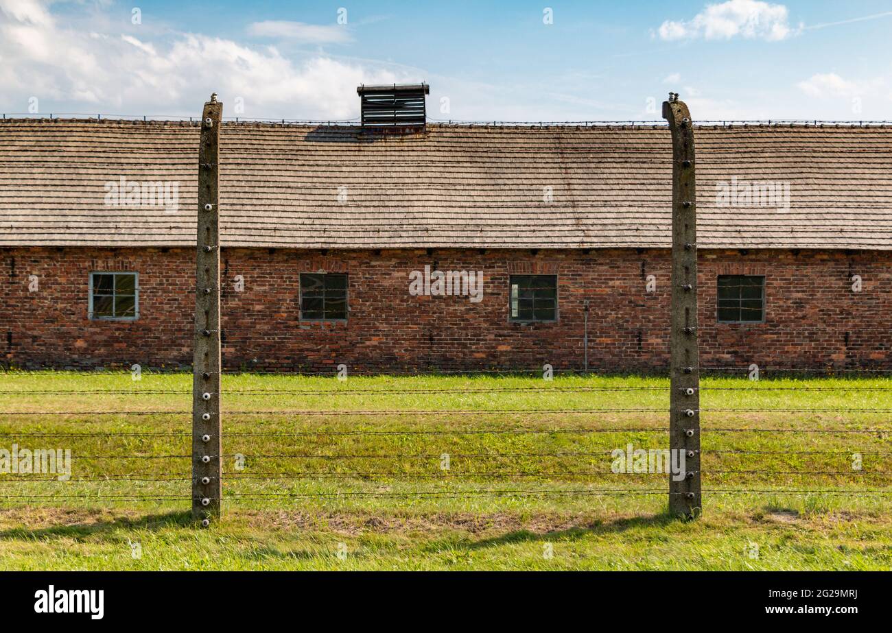 Ein Bild der Zäune in der Gedenkstätte und im Museum Auschwitz II-Birkenau. Stockfoto