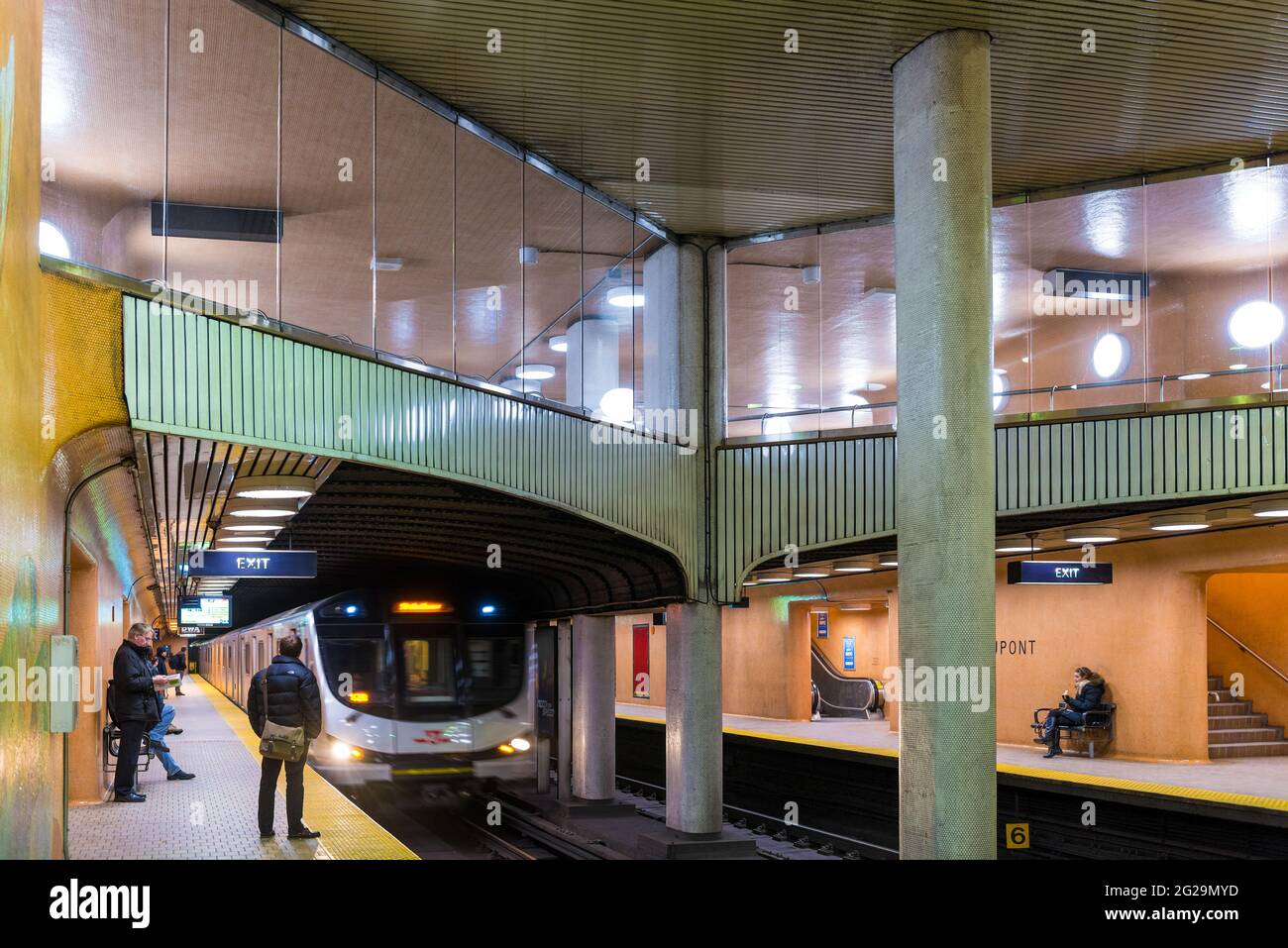 DuPont Station, Toronto verfügt über eines der größten Transitsysteme des Landes mit einfachem Zugang zur Öffentlichkeit. Heute wird das System modernisiert Stockfoto