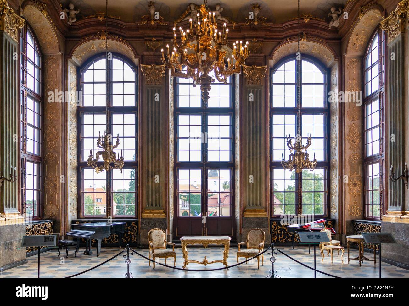 Ein Bild eines schön dekorierten Musikzimmers im Schloss Książ. Stockfoto