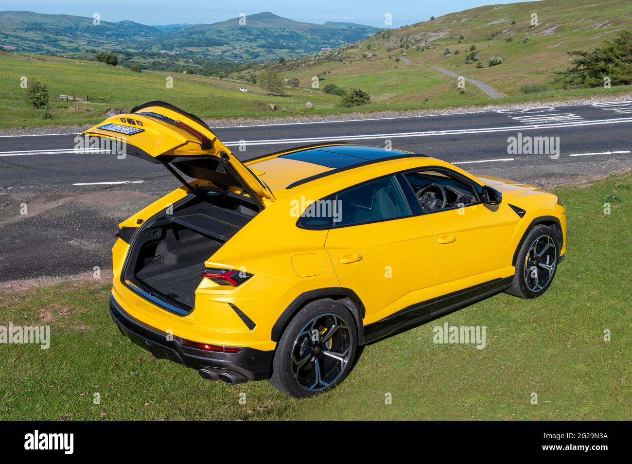 Ein Lamborghini-Urus-SUV, der bei der Abendsonne in Llangynidr, Powys, Wales, Großbritannien, fotografiert wurde. Ausstattung: 4-Liter-V8-Twin-Turbo-Motor mit 0-62 mph und 3.6 Sek. Top Stockfoto