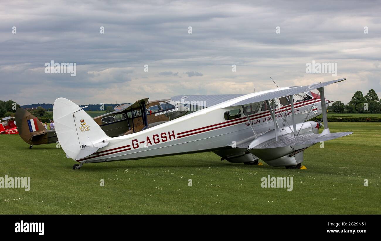 British European Airways de Havilland DH89A Dragon Rapide ‘G-AGSH’ auf der Fluglinie bei der Airshow des Shuttleworth Flying Festival of Britain am 6/6/21 Stockfoto