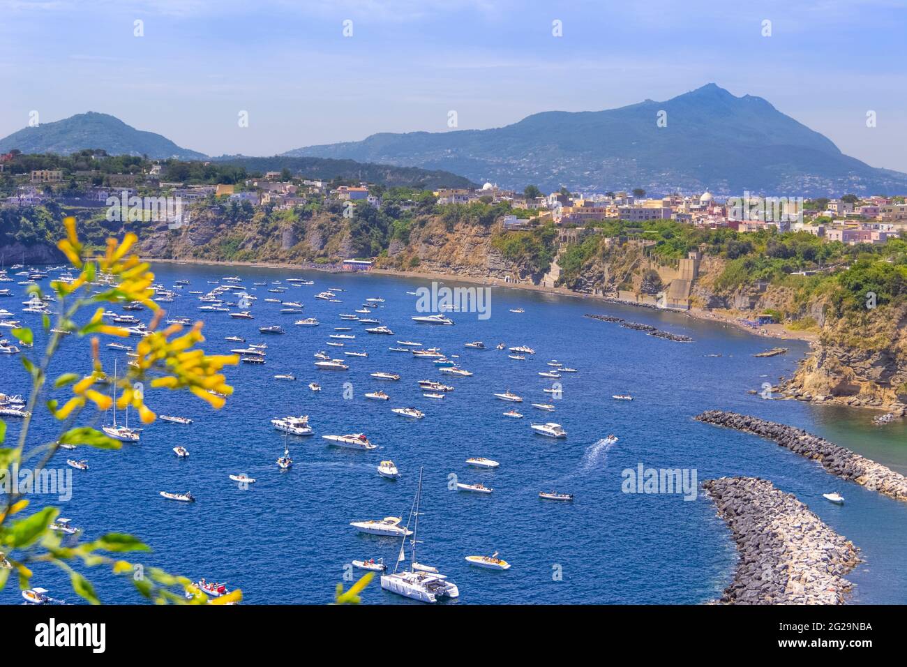 Procida: Der Strand von Chiaia ist der schönste der Insel. Es ist in der Bucht von Chiaia geschlossen, die es von Wind und Wellen repariert. Stockfoto