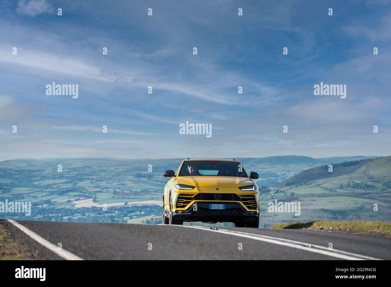 Ein Lamborghini-Urus-SUV, der bei der Abendsonne in Llangynidr, Powys, Wales, Großbritannien, fotografiert wurde. Ausstattung: 4-Liter-V8-Twin-Turbo-Motor mit 0-62 mph und 3.6 Sek. Top Stockfoto