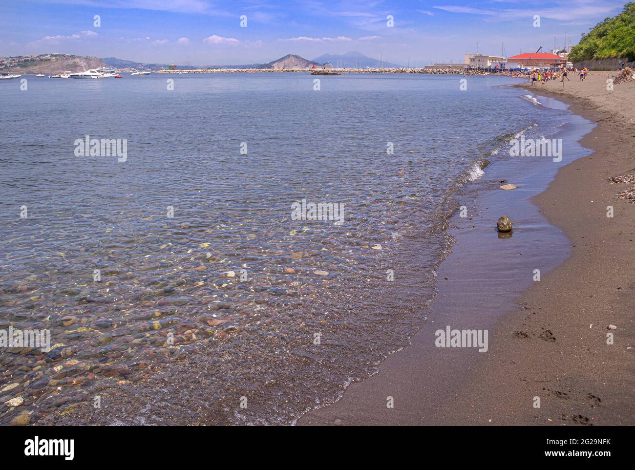 Procida Island in Italien: Der Strand von Silurenza liegt im Hafen von Marina Grande und ist leicht zu Fuß erreichbar, aus diesem Grund ist es sehr voll. Stockfoto