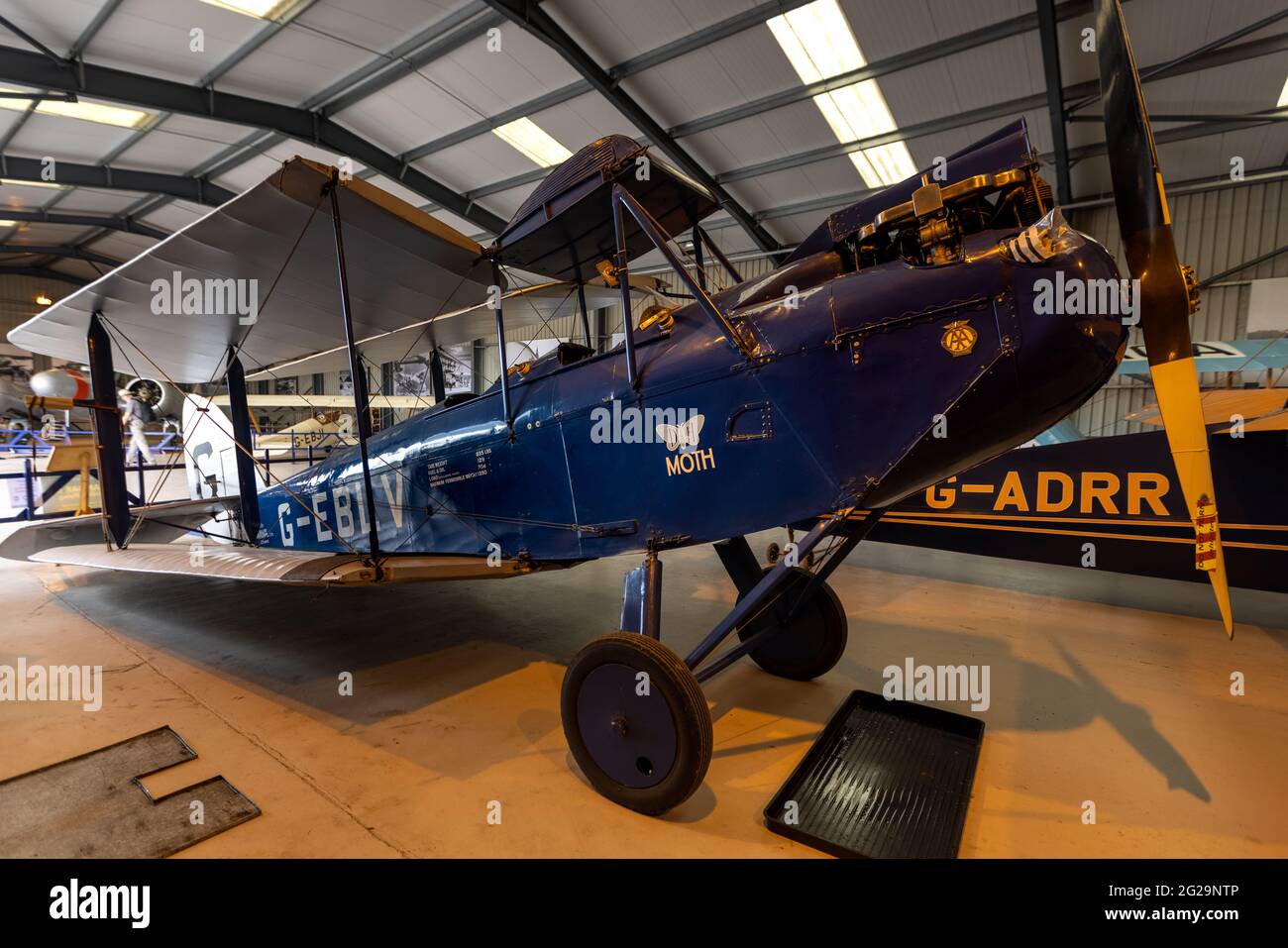 1925 de Havilland Cirrus Moth - die früheste fliegende Motte der Welt, im Besitz von BAE Systems, die auf der Shuttleworth mit den Flügeln in der Falte ausgestellt wird Stockfoto
