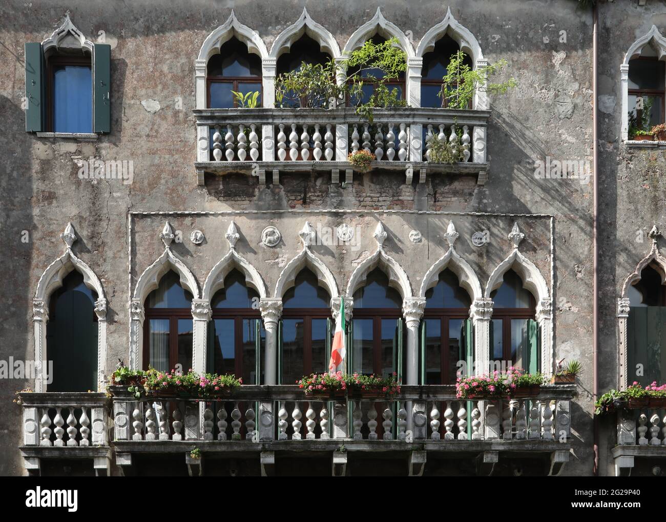 Typische venezianische Fenster auf antikes Gebäude Stockfoto