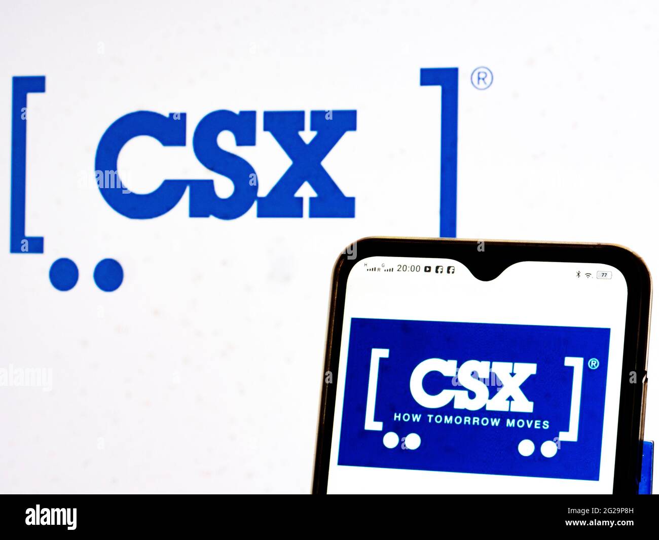 In dieser Abbildung ist ein Logo der CSX Corporation zu sehen, das auf einem Smartphone angezeigt wird. Stockfoto