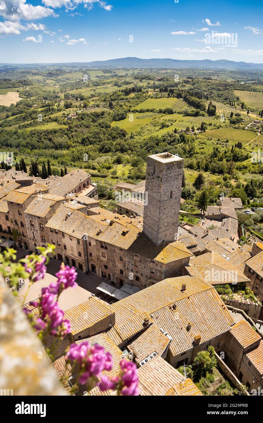 Die mittelalterliche Stadt San Gimignano, Toskana, Italien, aufgenommen von oben mit der Landschaft des Tuscacn im Hintergrund Stockfoto