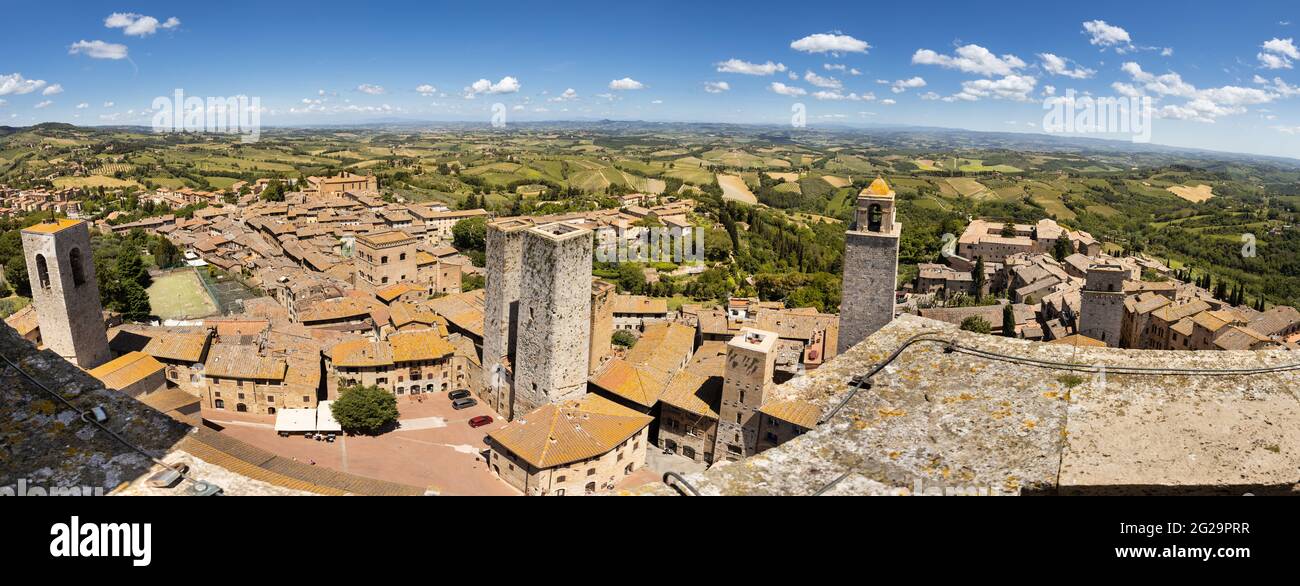 Die mittelalterliche Stadt San Gimignano, Toskana, Italien, aufgenommen von oben mit der Landschaft des Tuscacn im Hintergrund Stockfoto