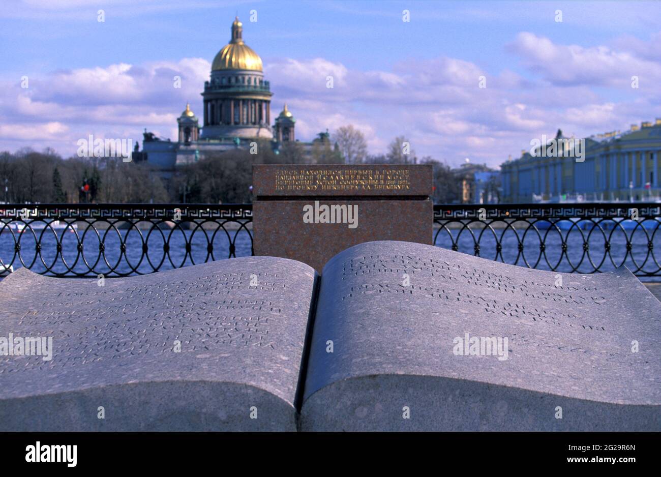 Open Book Monument am Universitätsdamm und der Isaakskathedrale, Sankt Petersburg, Russland. Stockfoto