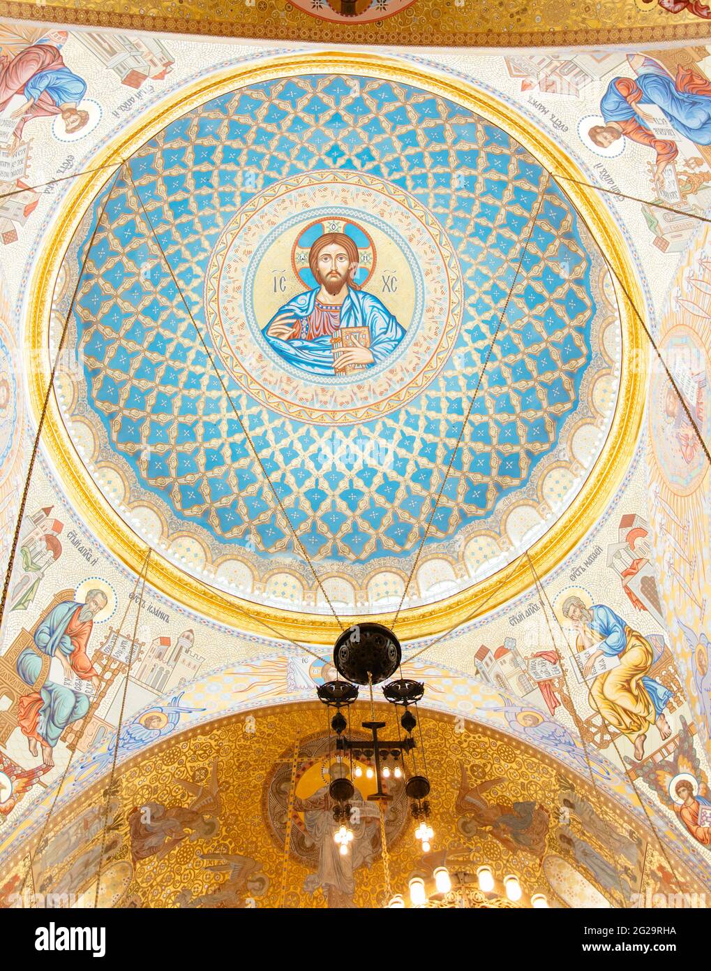 Christliche Malerei an der Decke der zentralen Kuppel in der Marinekathedrale des Hl. Nikolaus. Stockfoto