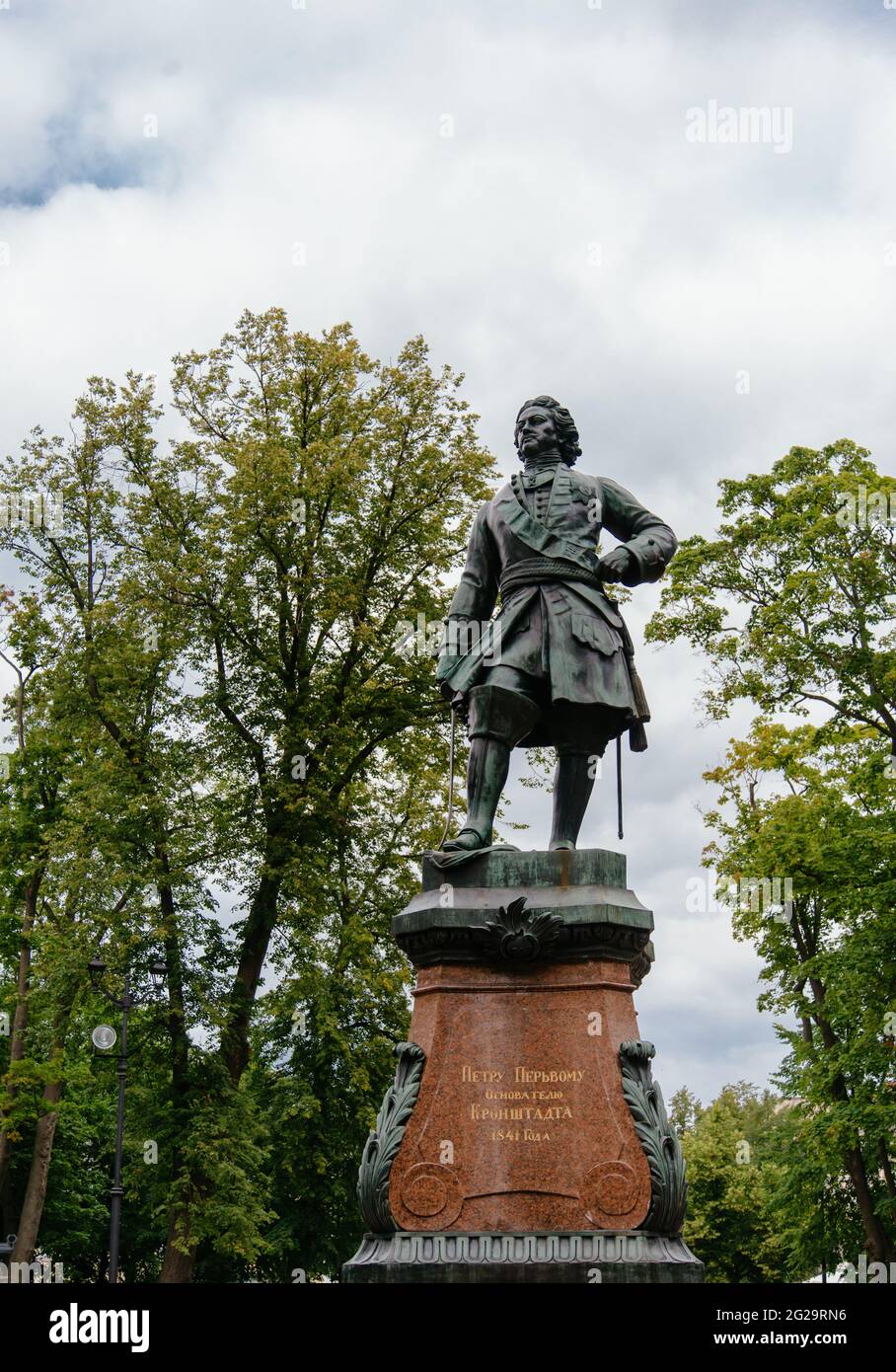 Denkmal für Peter den Großen im Petrovsky Park, 1841, Sommer bei bewölktem Wetter. Stockfoto