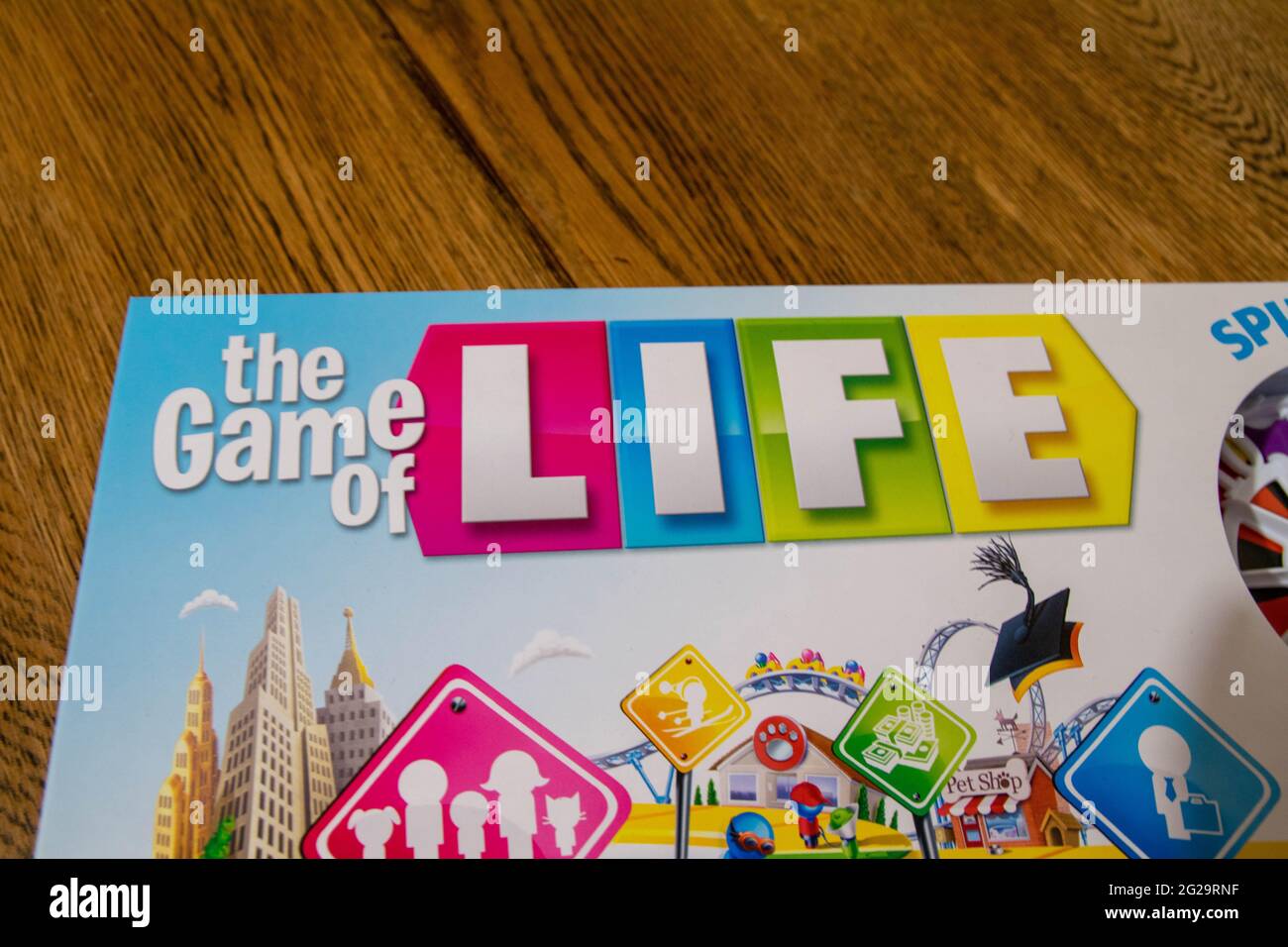 Durham, Großbritannien - 10. November 2019: Game of Life von Hasbro Gaming. Brettspiel, bei dem die Spieler wichtige Entscheidungen über Haustiere, Kinder und Familie auswählen, Stockfoto