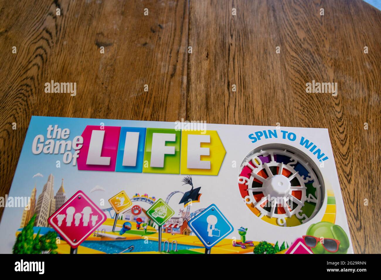 Durham, Großbritannien - 10. November 2019: Game of Life von Hasbro Gaming. Brettspiel, bei dem die Spieler wichtige Entscheidungen über Haustiere, Kinder und Familie auswählen, Stockfoto