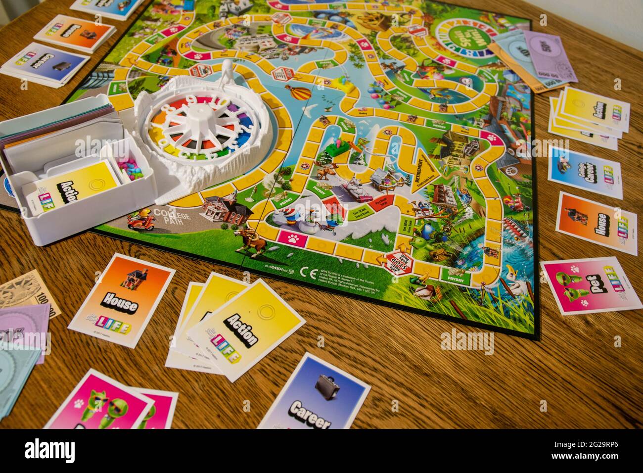 Durham, Großbritannien - 10. November 2019: Game of Life von Hasbro Gaming. Brettspiel, bei dem die Spieler wichtige Entscheidungen über Haustiere, Kinder und Familie auswählen, Stockfoto