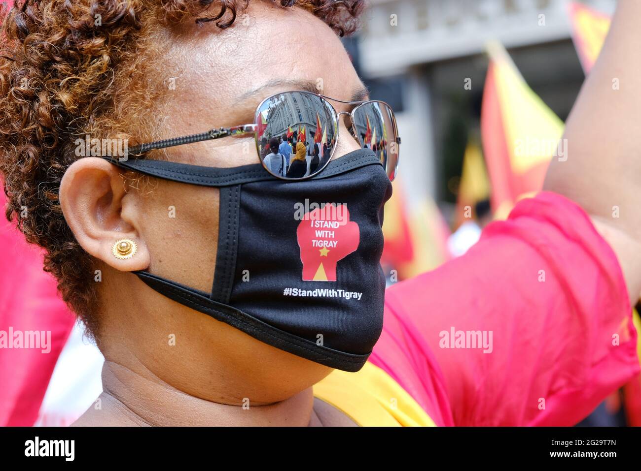 London, Großbritannien EIN Protestler mit einer Tigray-Gesichtsmask steht in Solidarität mit der nordäthiopischen Region, während ein Krieg gegen die Verdrängungen von Millionen wütet. Stockfoto