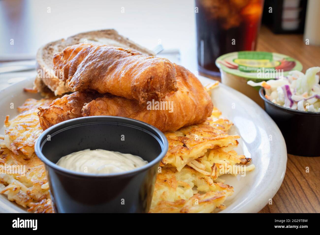 Ein traditionelles Wisconsin-fischbraten am freitagabend aus einem Diner, einschließlich frittiertem Kabeljau, Krautsalat, marmorierten Roggenbrot, Apfelmus, Cola, Tartarsauce und h Stockfoto