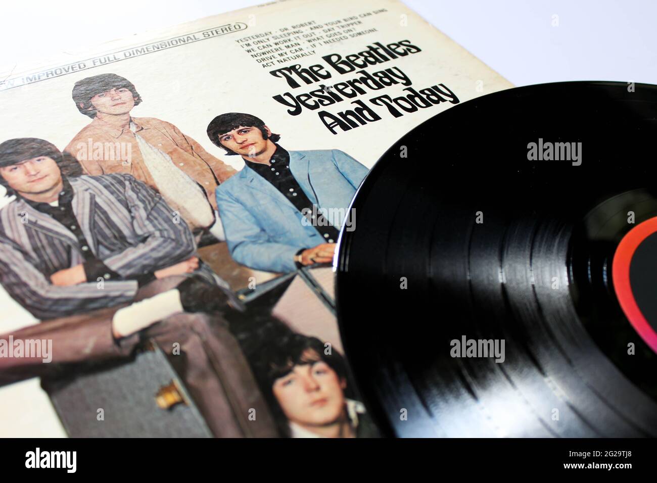 Englische Rockband The Beatles Musikalbum auf Vinyl-Schallplatte. Titel: Gestern und heute Albumcover Stockfoto