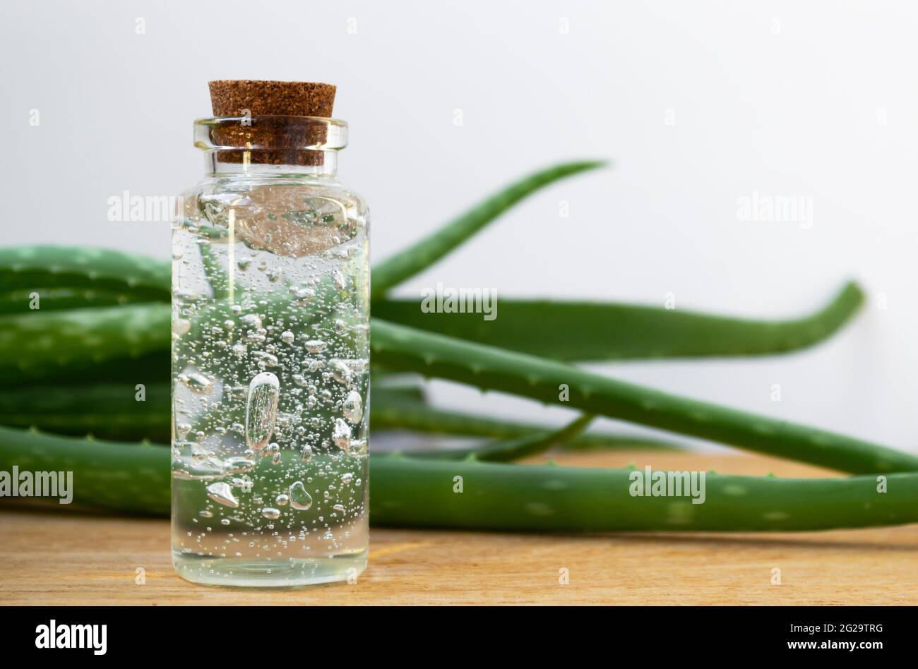 Glasflasche Aloe Vera Gel mit Pflanzenblttern auf Holzgrund  Stockfotografie - Alamy