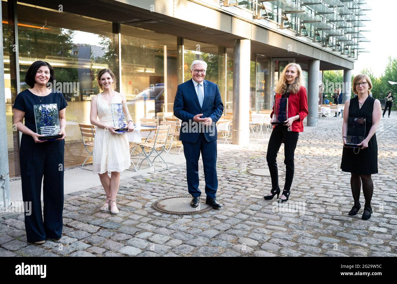09. Juni 2021, Berlin: Bundespräsident Frank-Walter Steinmeier (M) steht nach der Verleihung des Theodor-Wolff-Preises gemeinsam mit den Preisträgern Hatice Akyün (l-r, der Tagesspiegel), Elisa Schwarz (Süddeutsche Zeitung), Anna Petersen (Landeszeitung für die Lüneburger Heide) und Sophie Anfang (Team Abendzeitung München) vor. Der Preis des Deutschen Verbandes digitaler Verlage und Zeitungsverleger (BDZV) ist die renommierteste Auszeichnung der deutschen Zeitungsbranche. Es erinnert an den langjährigen Chefredakteur des legendären Berliner Tageblatts, Theodor Wolff (1868-1943). Stockfoto
