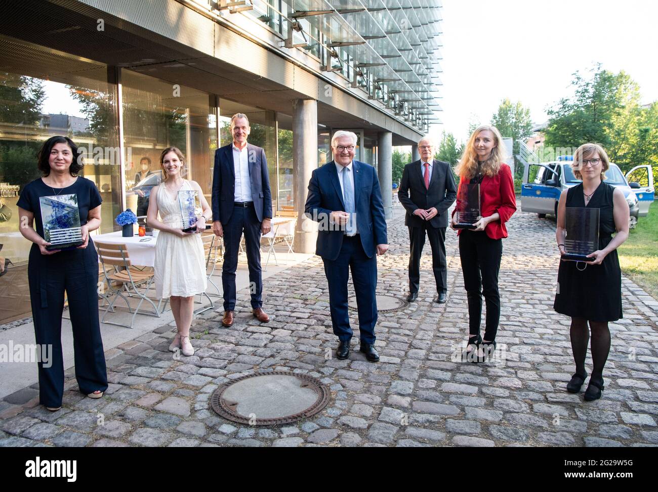 09. Juni 2021, Berlin: Bundespräsident Frank-Walter Steinmeier (M) steht nach der Verleihung des Theodor-Wolff-Preises gemeinsam mit den Preisträgern Hatice Akyün (l-r, der Tagesspiegel), Elisa Schwarz (Süddeutsche Zeitung), Anna Petersen (Landeszeitung für die Lüneburger Heide) und Sophie Anfang (Team Abendzeitung München). Dahinter stehen Mathias Döpfner (l.), Präsident des BDZV und Vorstandsvorsitzender der Axel Springer SE, und Helmut Heinen (r.), Vorsitzender des Kuratoriums und Herausgeber der Kölnischen Rundschau. Der Preis des Bundesverbands digitaler Verlage und Zeitungsartikel Stockfoto