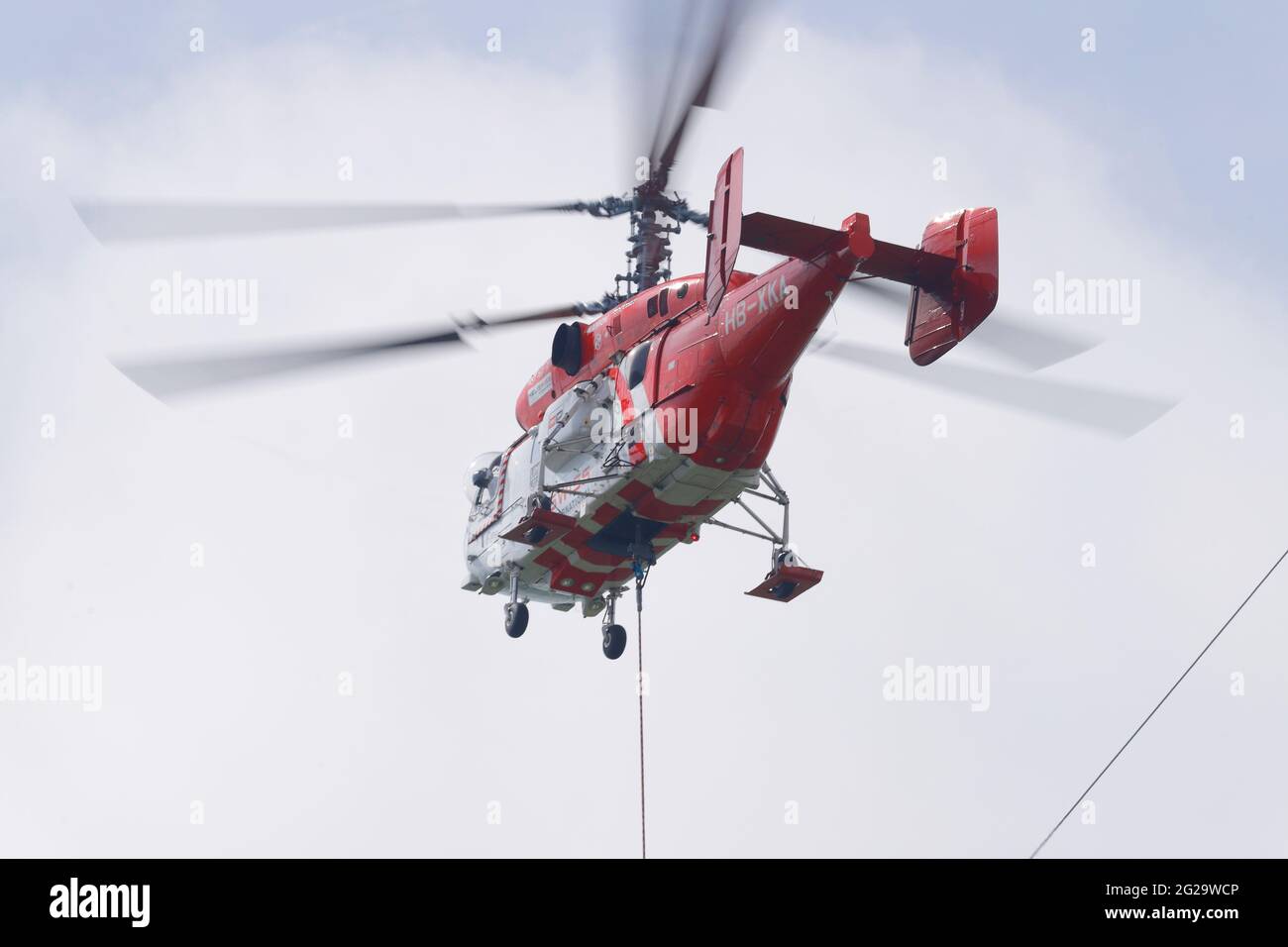 Austausch einer neuen Antenne am Arqiva Tower in Emley Moor durch einen Kamov KA-32 Hubschrauber am 7. Juni 2021 im Rahmen eines Upgrade-Programms. Stockfoto